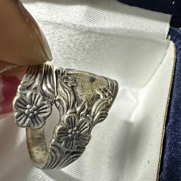 Avon vintage Silver Floral Ring - Picture 2 of 10